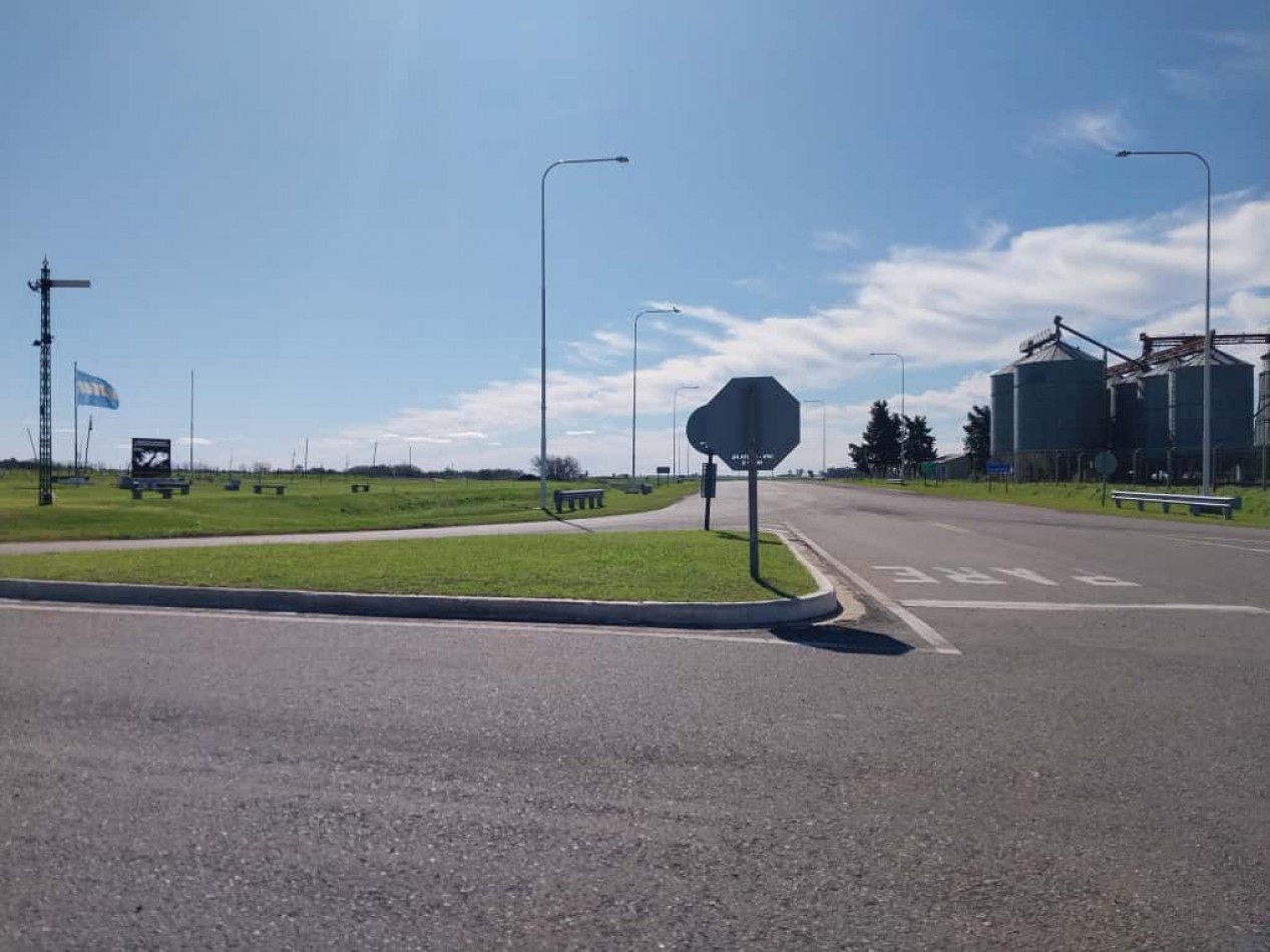 Terrenos de 300 m2 a 500 m2 con una entrega , cuotas fijas  amplia financiacion  en pesos - se Acepta vehiculo en parte de pago