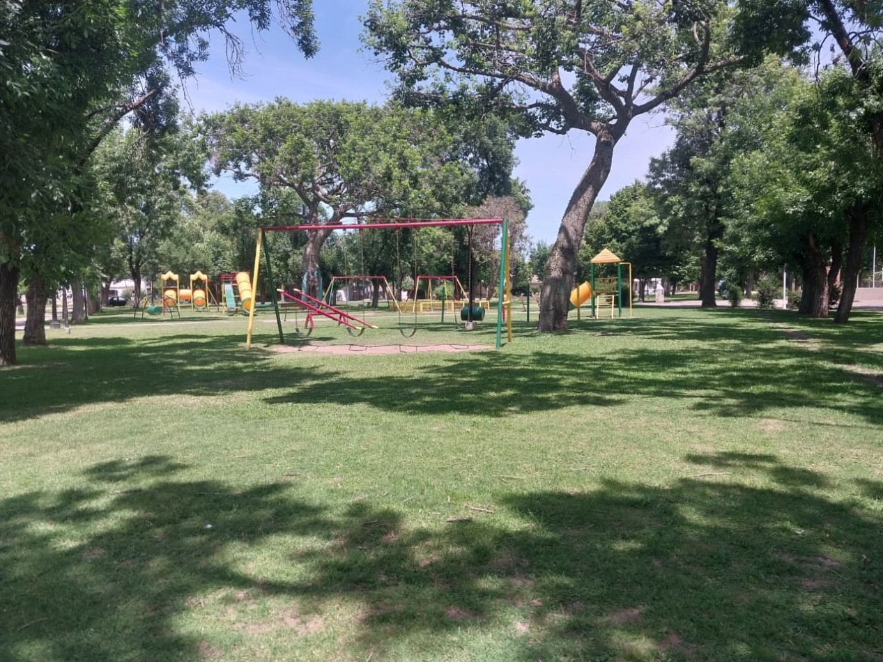 Casa con salida al Rio Carcaraña con una hermosa vista emplazada en 990 m2 con 2 ingresos mas pileta  ideal para un emprendimiento