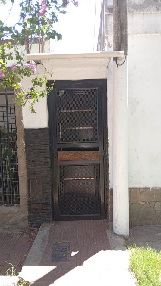 2 Departamentos internos de pasillo unico resuelto en planta baja y alta. reciclado . ideal inversion Zona Norte se escuchan ofertas