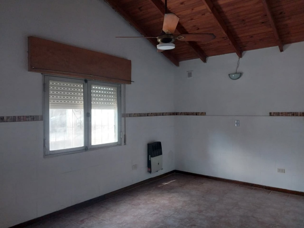 Casa en esquina  con 3 ingresos, cochera posibilidad local comercial 3 dormitorios patio parrillero Ideal emprendimientos valor negociable