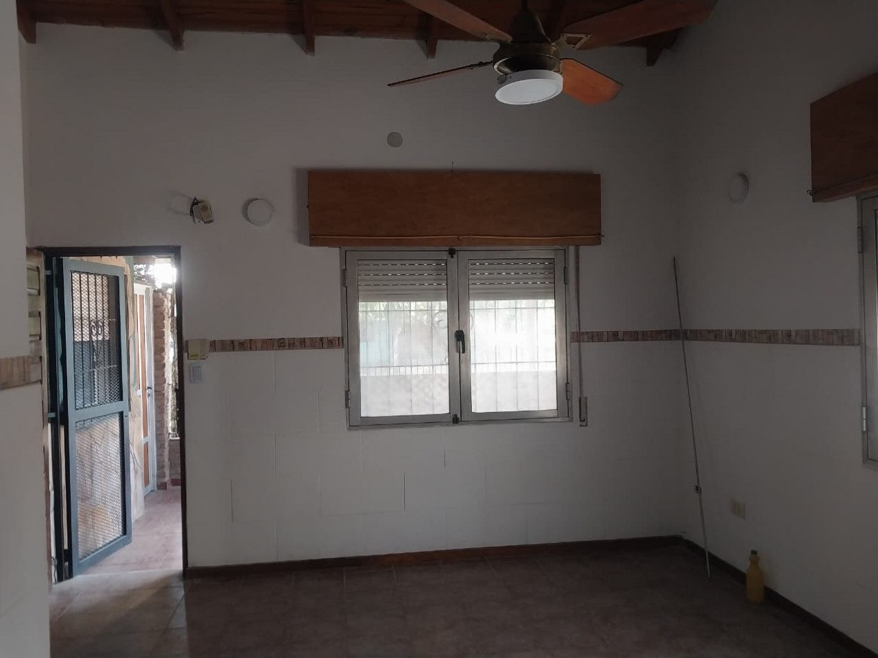 Casa en esquina  con 3 ingresos, cochera posibilidad local comercial 3 dormitorios patio parrillero Ideal emprendimientos valor negociable