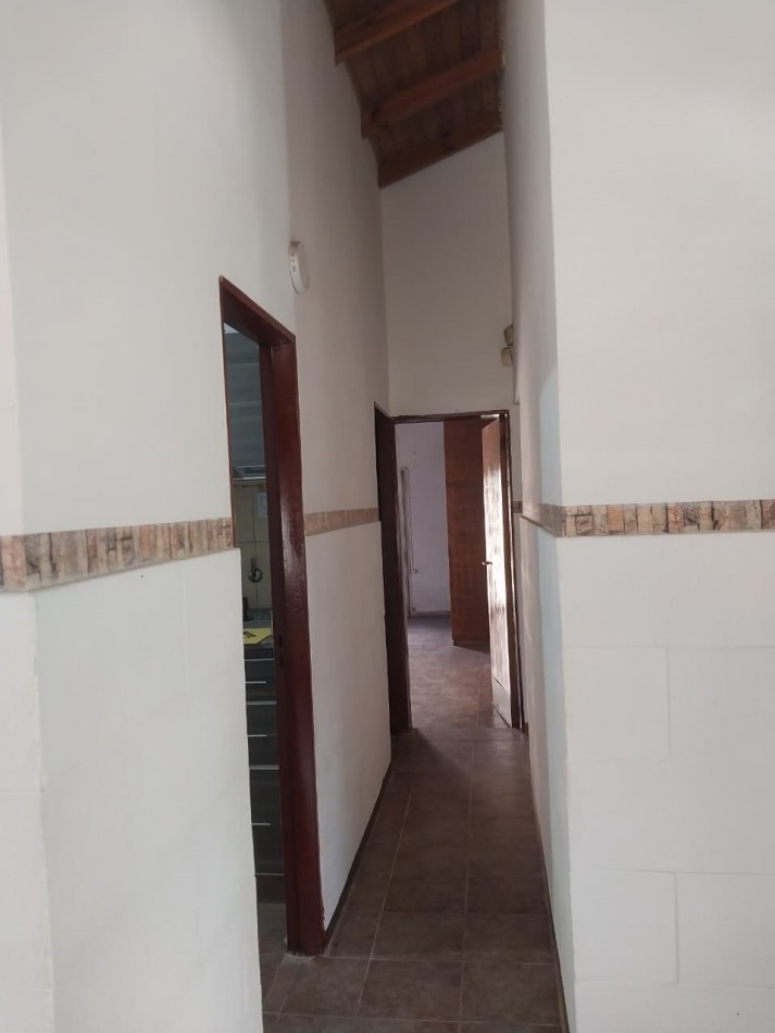 Casa en esquina  con 3 ingresos, cochera posibilidad local comercial 3 dormitorios patio parrillero Ideal emprendimientos valor negociable