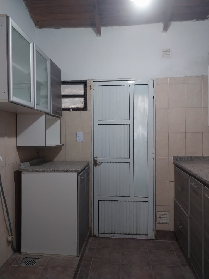 Casa en esquina  con 3 ingresos, cochera posibilidad local comercial 3 dormitorios patio parrillero Ideal emprendimientos valor negociable