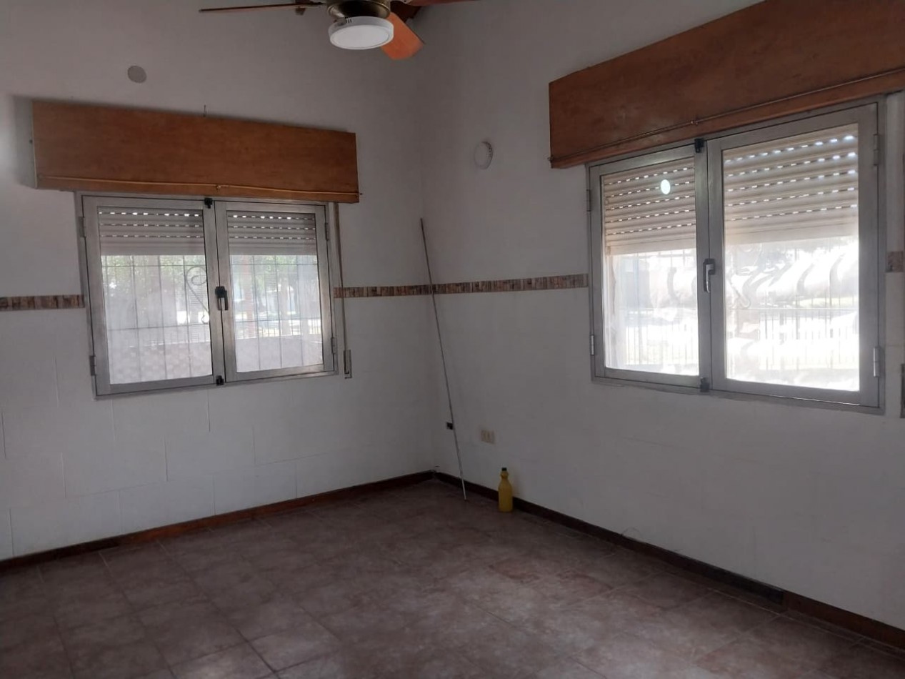 Casa en esquina  con 3 ingresos, cochera posibilidad local comercial 3 dormitorios patio parrillero Ideal emprendimientos valor negociable