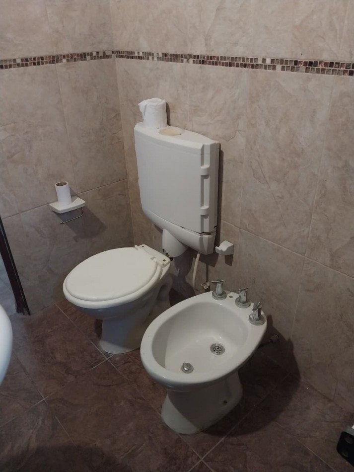 Casa en esquina  con 3 ingresos, cochera posibilidad local comercial 3 dormitorios patio parrillero Ideal emprendimientos valor negociable