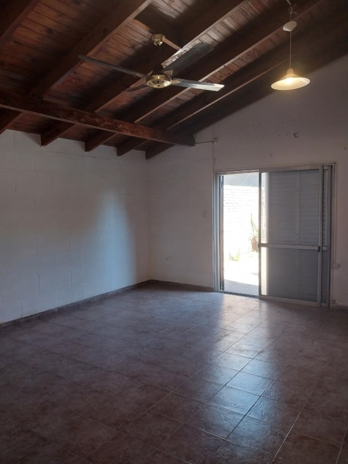 Casa en esquina  con 3 ingresos, cochera posibilidad local comercial 3 dormitorios patio parrillero Ideal emprendimientos valor negociable