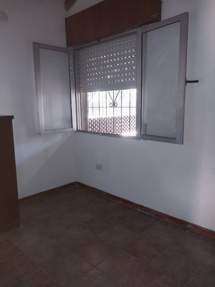 Casa en esquina  con 3 ingresos, cochera posibilidad local comercial 3 dormitorios patio parrillero Ideal emprendimientos valor negociable
