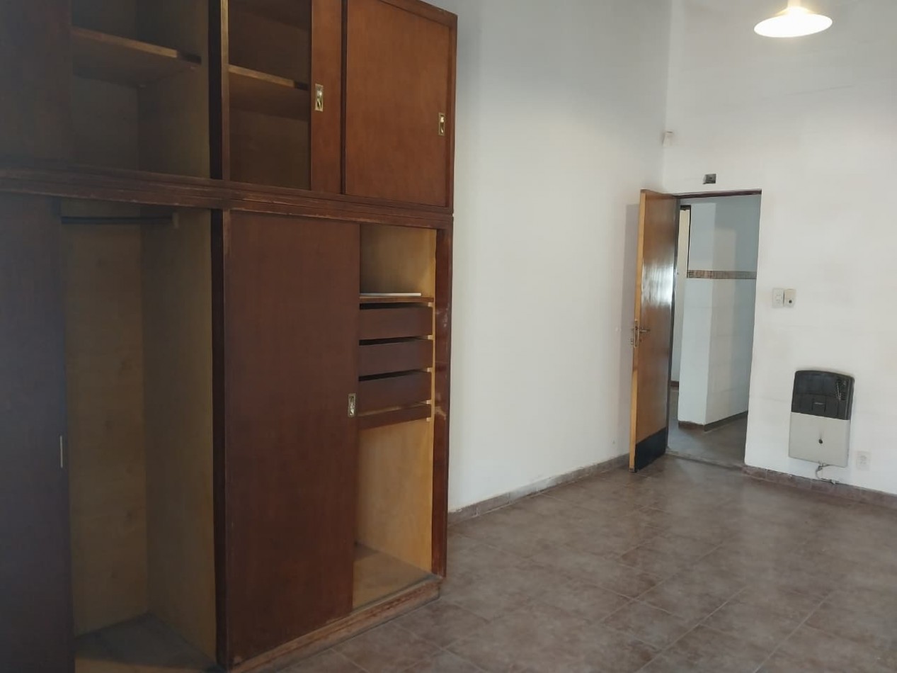 Casa en esquina  con 3 ingresos, cochera posibilidad local comercial 3 dormitorios patio parrillero Ideal emprendimientos valor negociable