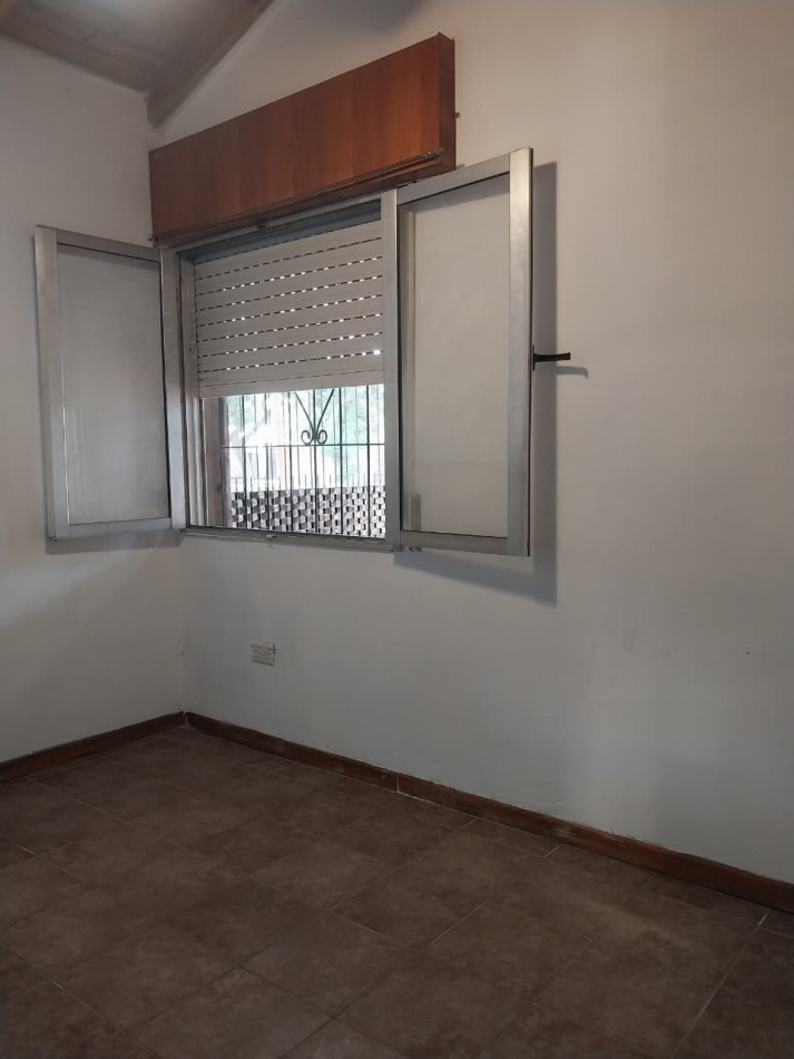 Casa en esquina  con 3 ingresos, cochera posibilidad local comercial 3 dormitorios patio parrillero Ideal emprendimientos valor negociable