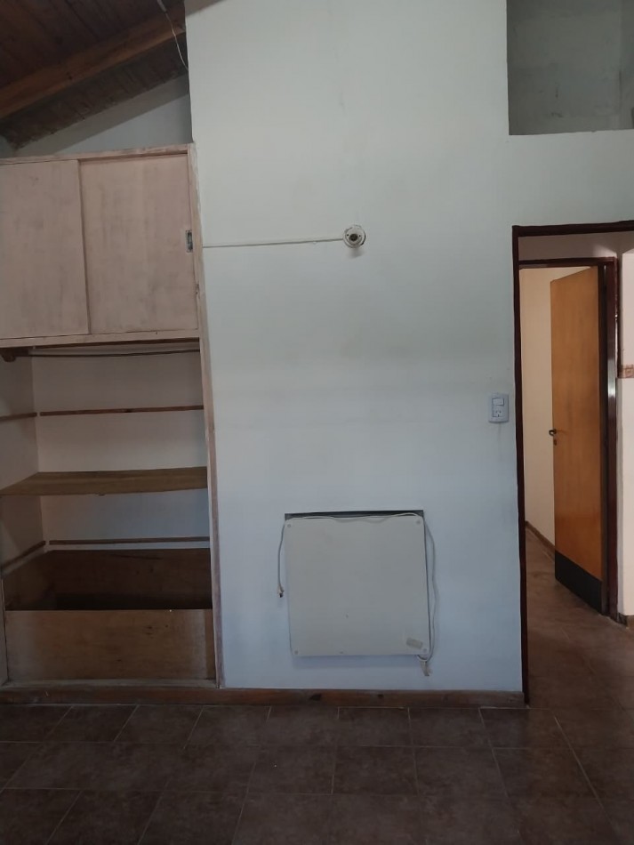 Casa en esquina  con 3 ingresos, cochera posibilidad local comercial 3 dormitorios patio parrillero Ideal emprendimientos valor negociable