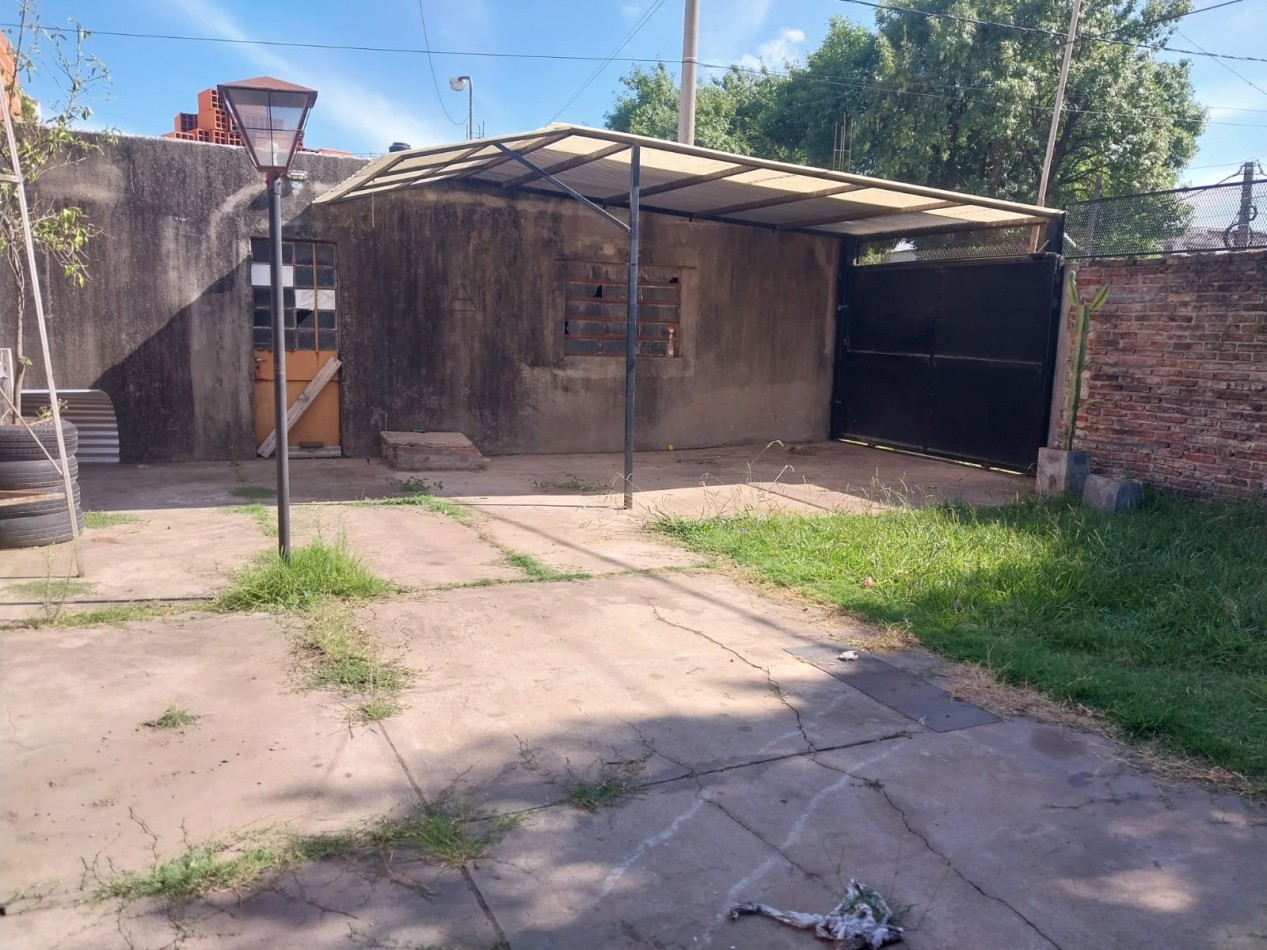 Casa en esquina  con 3 ingresos, cochera posibilidad local comercial 3 dormitorios patio parrillero Ideal emprendimientos valor negociable