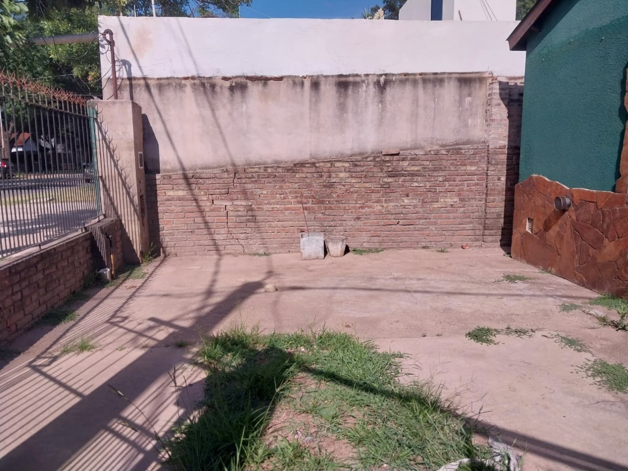 Casa en esquina  con 3 ingresos, cochera posibilidad local comercial 3 dormitorios patio parrillero Ideal emprendimientos valor negociable