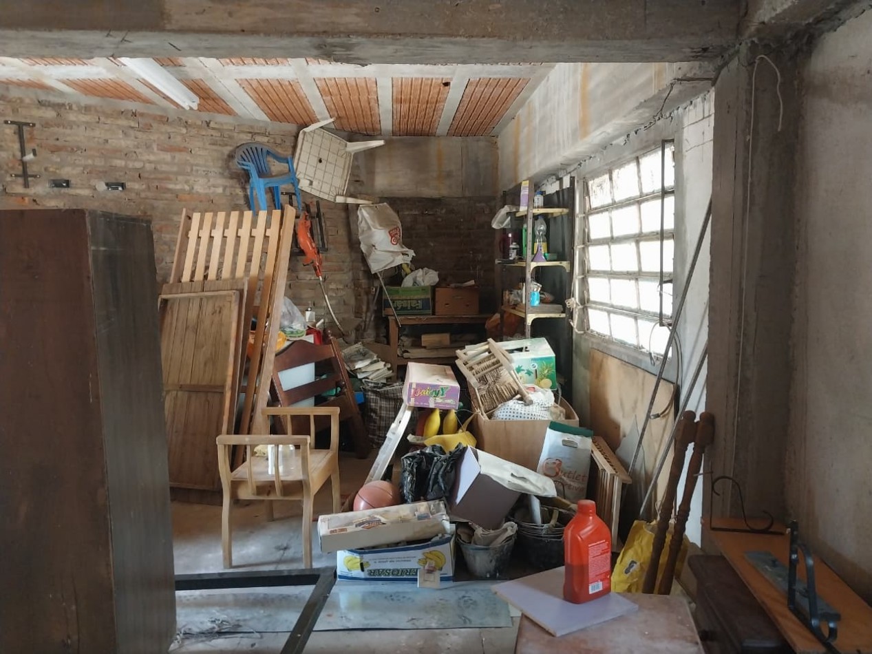 Casa en esquina  con 3 ingresos, cochera posibilidad local comercial 3 dormitorios patio parrillero Ideal emprendimientos valor negociable