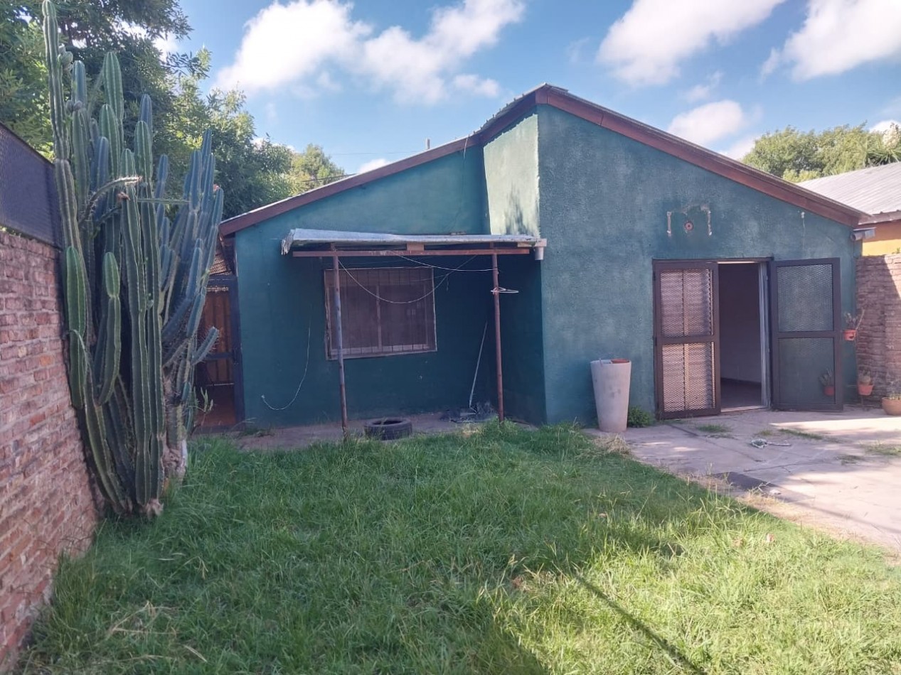 Casa en esquina  con 3 ingresos, cochera posibilidad local comercial 3 dormitorios patio parrillero Ideal emprendimientos valor negociable