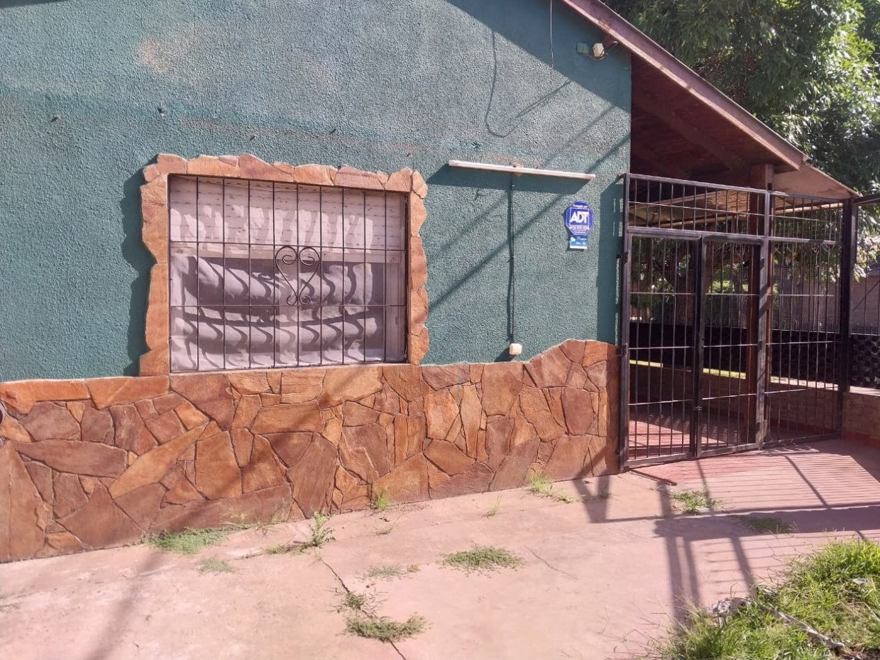 Casa en esquina  con 3 ingresos, cochera posibilidad local comercial 3 dormitorios patio parrillero Ideal emprendimientos valor negociable