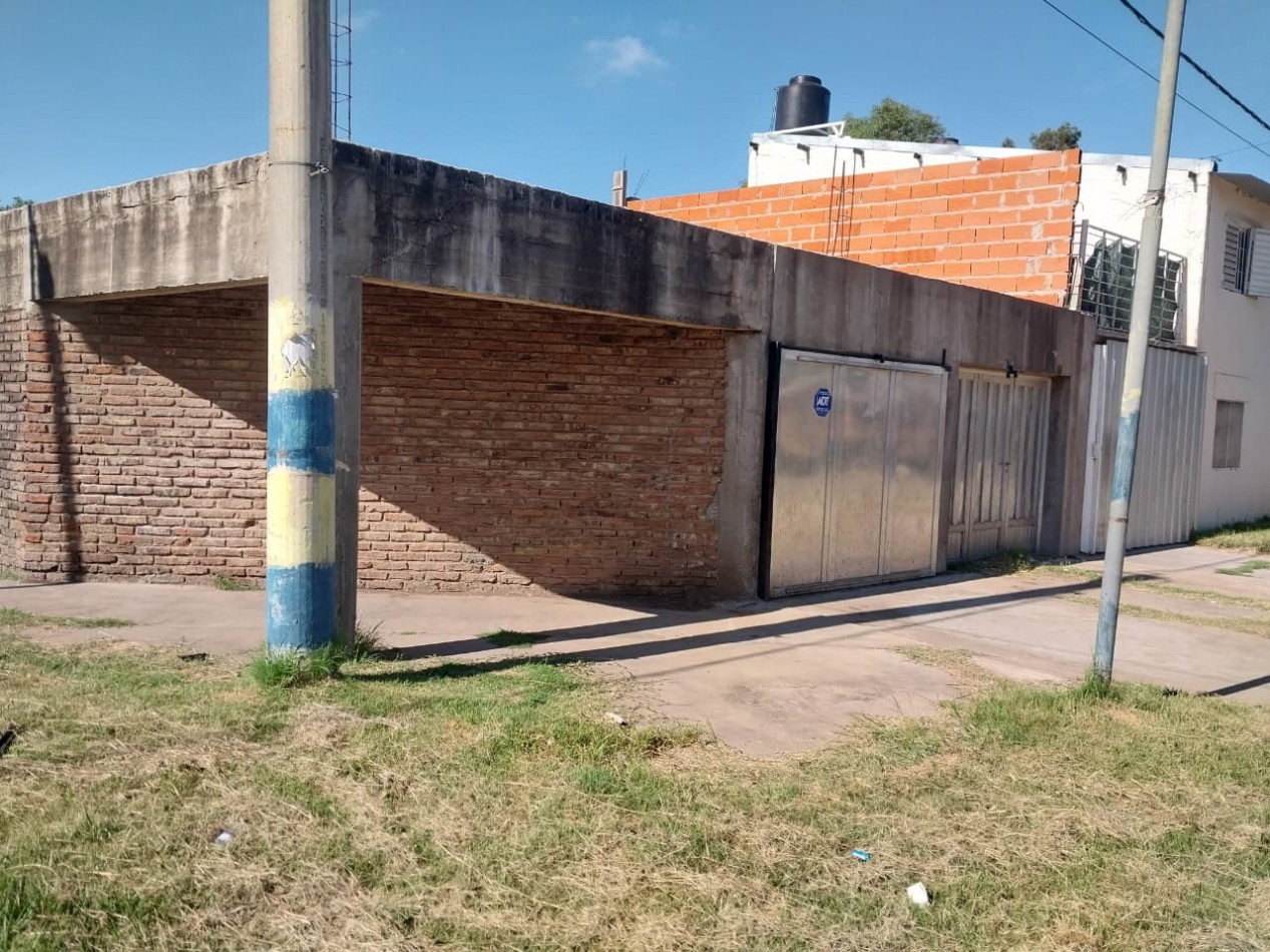 Casa en esquina  con 3 ingresos, cochera posibilidad local comercial 3 dormitorios patio parrillero Ideal emprendimientos valor negociable