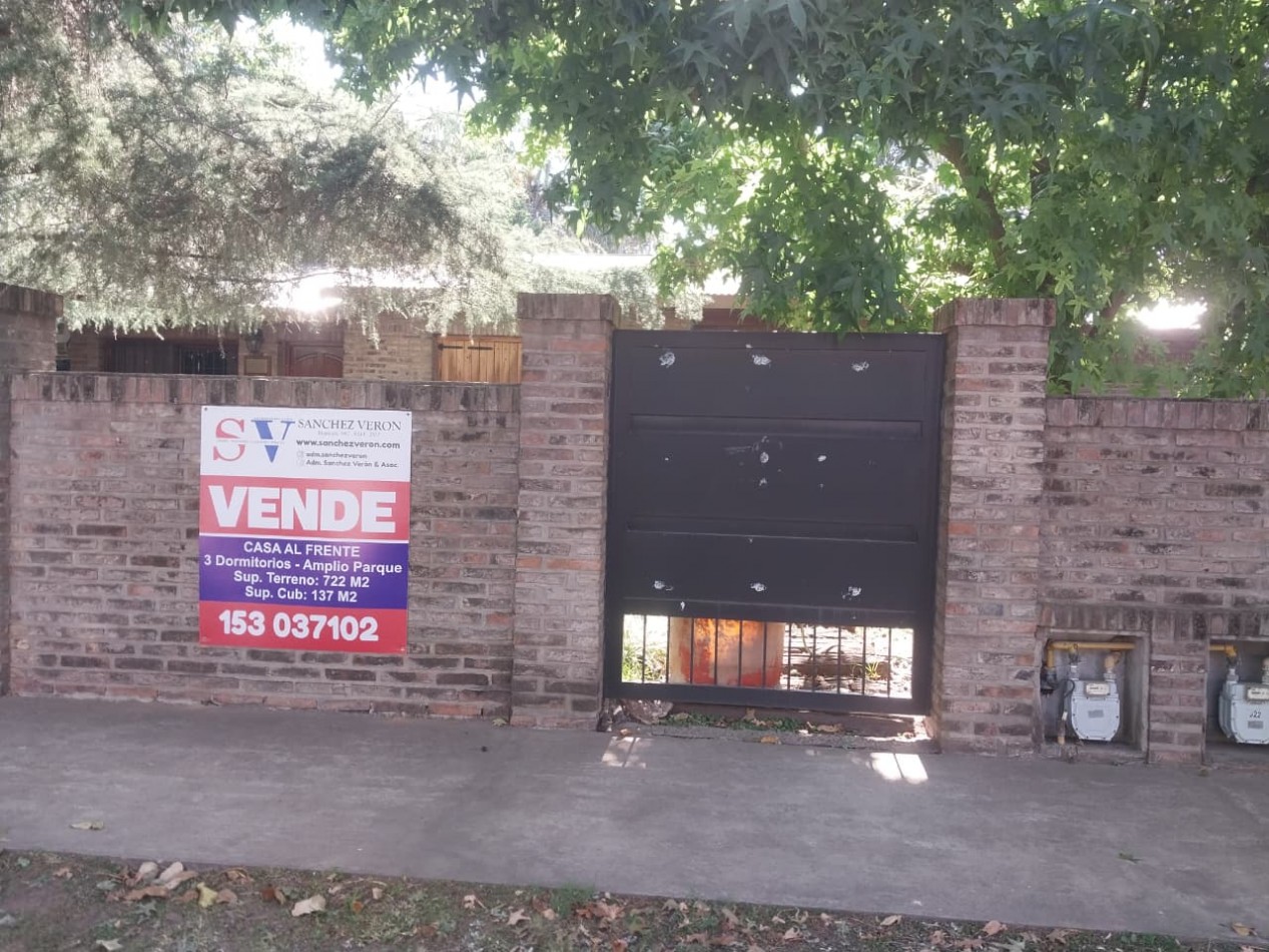 Casa desarrollada sobre una gran fraccion de terreno de 722 m2 con retiro de jardin de 3 dormitorios mas ingreso para vehiculos