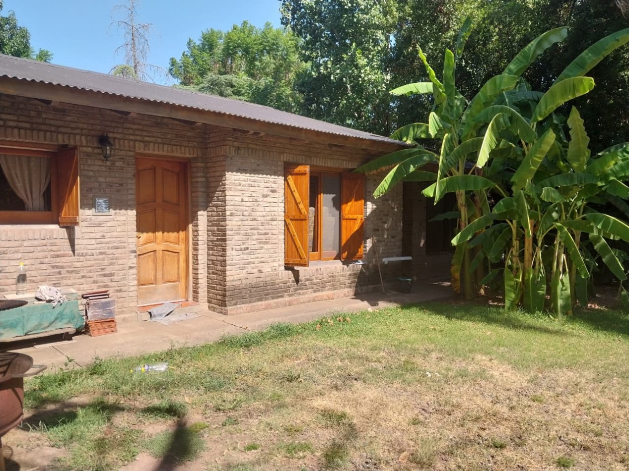 Casa desarrollada sobre una gran fraccion de terreno de 722 m2 con retiro de jardin de 3 dormitorios mas ingreso para vehiculos