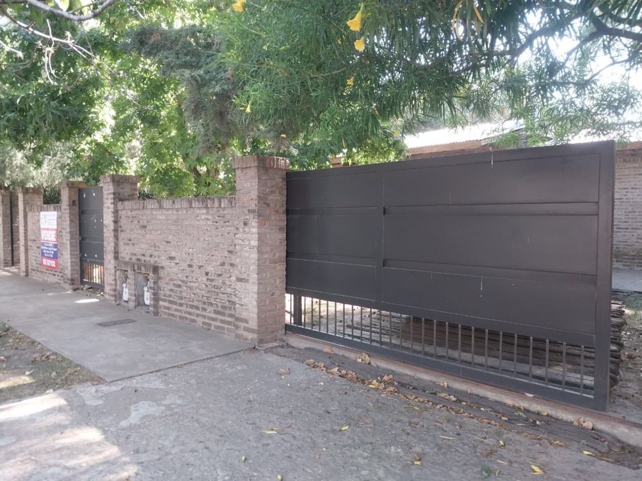 Casa desarrollada sobre una gran fraccion de terreno de 722 m2 con retiro de jardin de 3 dormitorios mas ingreso para vehiculos