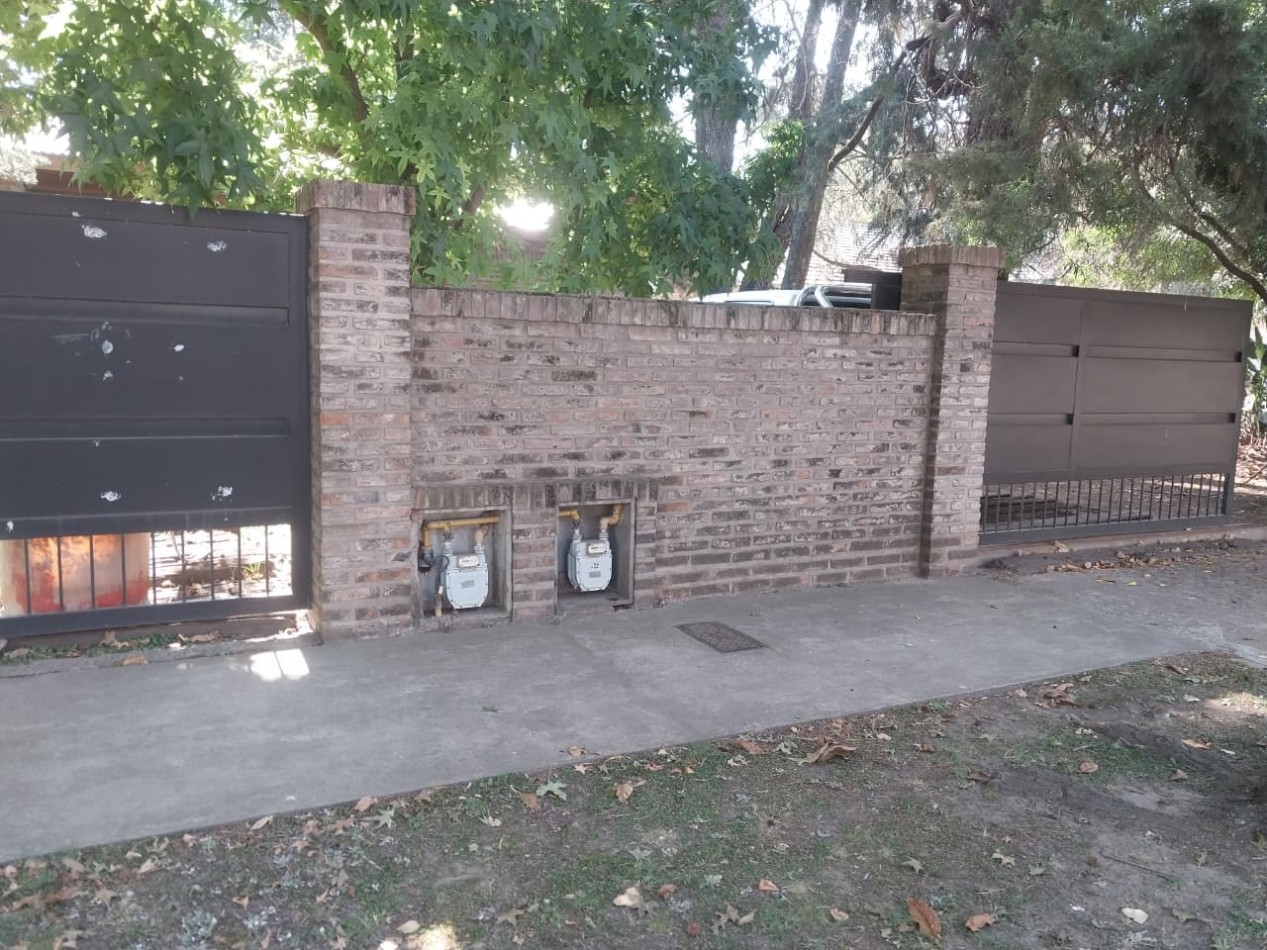 Casa desarrollada sobre una gran fraccion de terreno de 722 m2 con retiro de jardin de 3 dormitorios mas ingreso para vehiculos