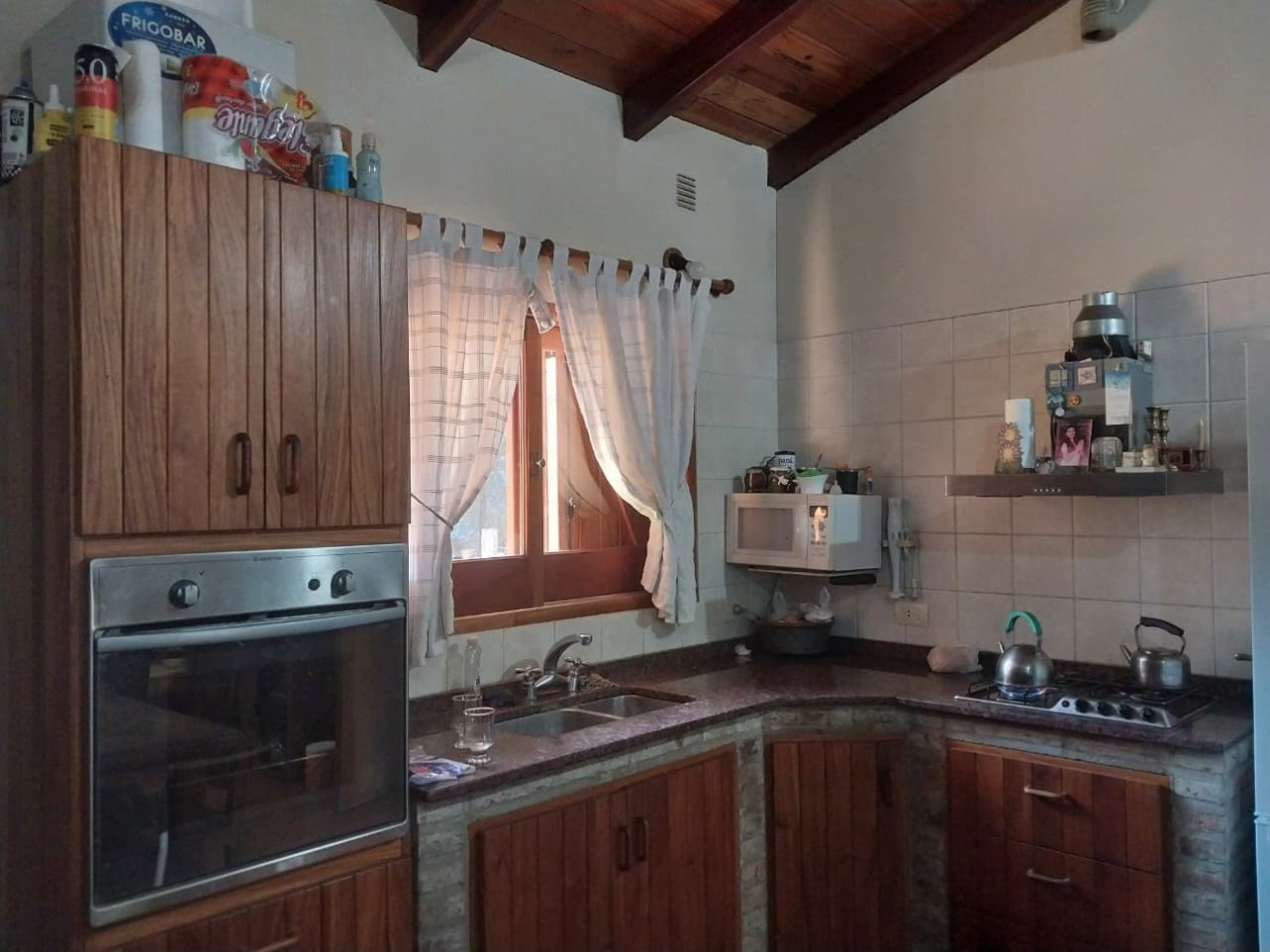 Casa desarrollada sobre una gran fraccion de terreno de 722 m2 con retiro de jardin de 3 dormitorios mas ingreso para vehiculos