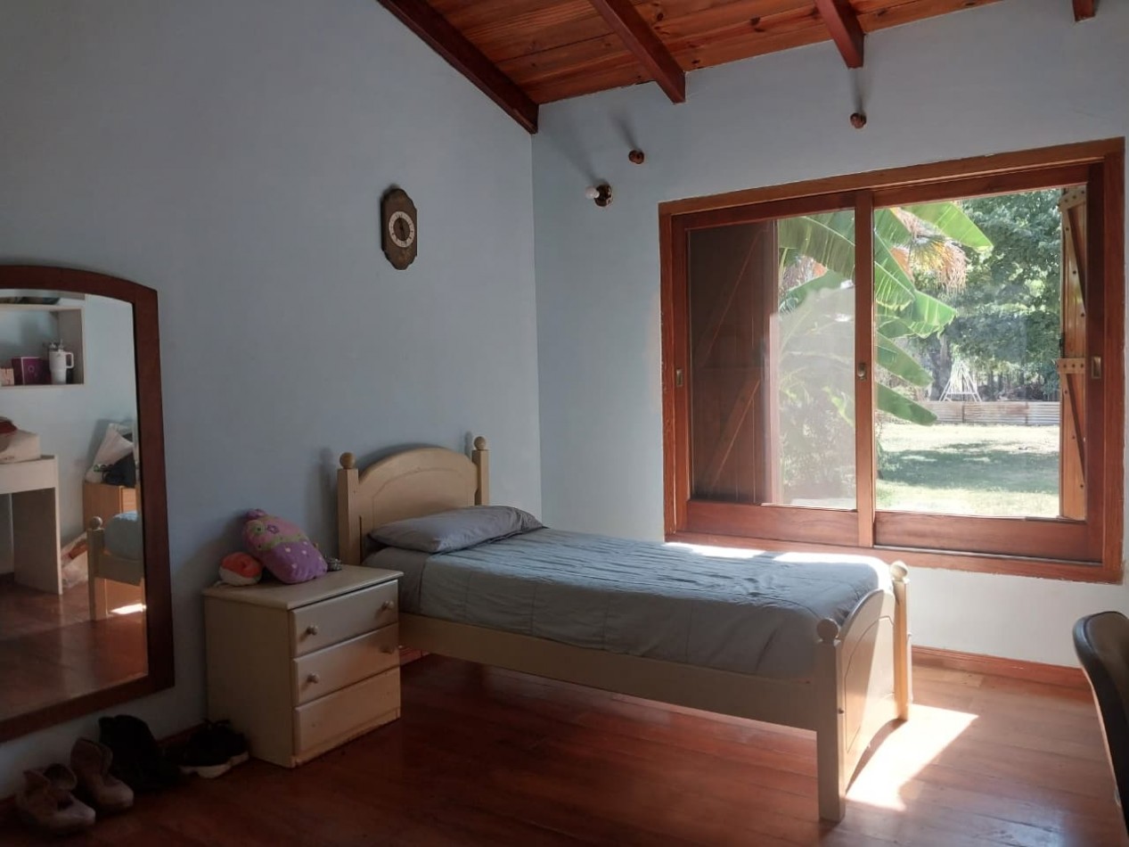 Casa desarrollada sobre una gran fraccion de terreno de 722 m2 con retiro de jardin de 3 dormitorios mas ingreso para vehiculos