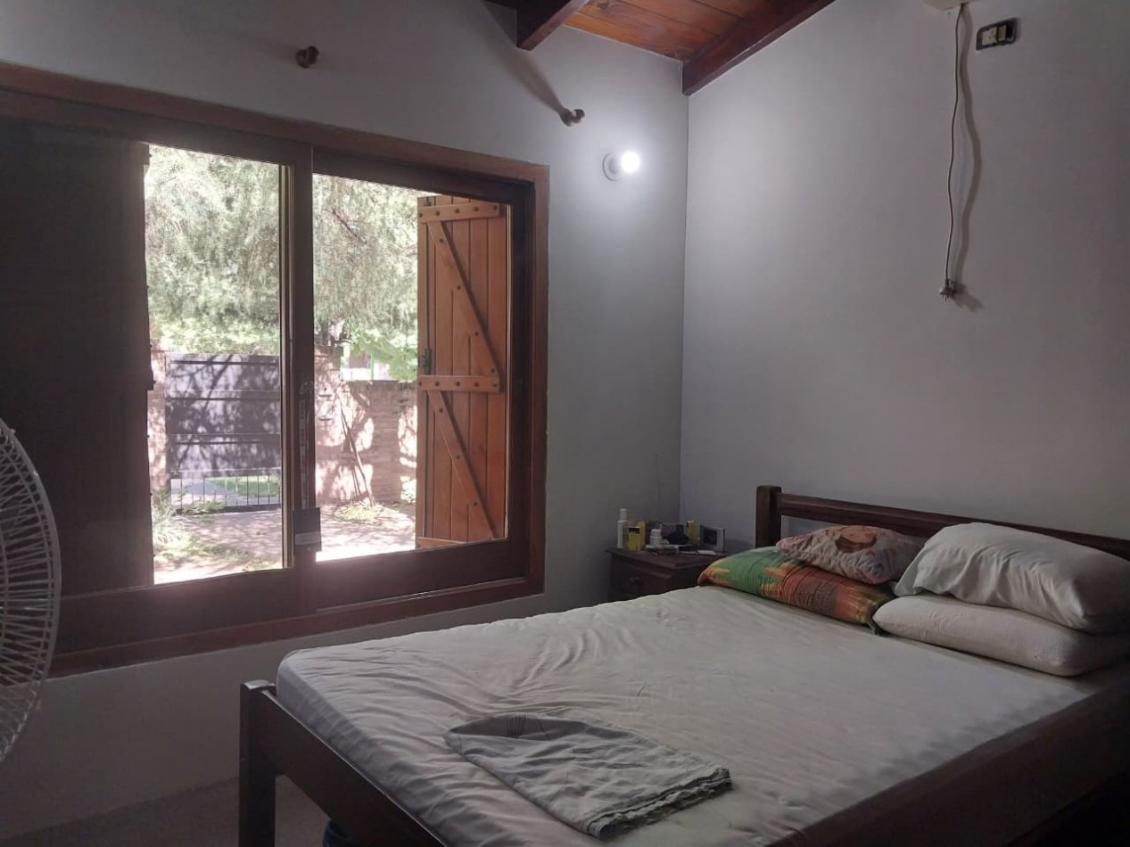 Casa desarrollada sobre una gran fraccion de terreno de 722 m2 con retiro de jardin de 3 dormitorios mas ingreso para vehiculos