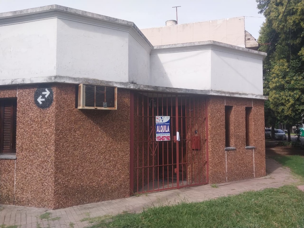 IMPORTANTE CASA EN ESQUINA 2 DORMITORIOS PARRILLERO CUBIERTO Y PATIO 2 INGRESOS BARRIO AZCUENAGA 
