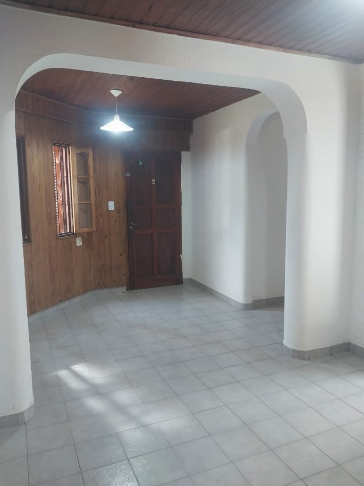 IMPORTANTE CASA EN ESQUINA 2 DORMITORIOS PARRILLERO CUBIERTO Y PATIO 2 INGRESOS BARRIO AZCUENAGA 