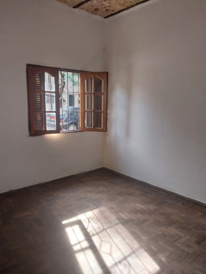 IMPORTANTE CASA EN ESQUINA 2 DORMITORIOS PARRILLERO CUBIERTO Y PATIO 2 INGRESOS BARRIO AZCUENAGA 