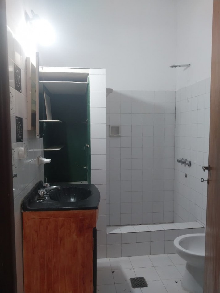 IMPORTANTE CASA EN ESQUINA 2 DORMITORIOS PARRILLERO CUBIERTO Y PATIO 2 INGRESOS BARRIO AZCUENAGA 