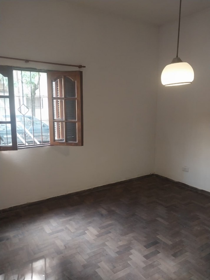 IMPORTANTE CASA EN ESQUINA 2 DORMITORIOS PARRILLERO CUBIERTO Y PATIO 2 INGRESOS BARRIO AZCUENAGA 