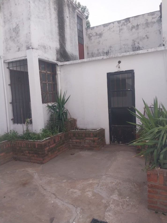 IMPORTANTE CASA EN ESQUINA 2 DORMITORIOS PARRILLERO CUBIERTO Y PATIO 2 INGRESOS BARRIO AZCUENAGA 