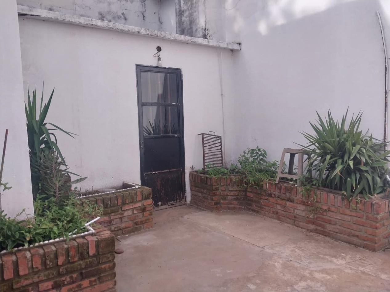 IMPORTANTE CASA EN ESQUINA 2 DORMITORIOS PARRILLERO CUBIERTO Y PATIO 2 INGRESOS BARRIO AZCUENAGA 