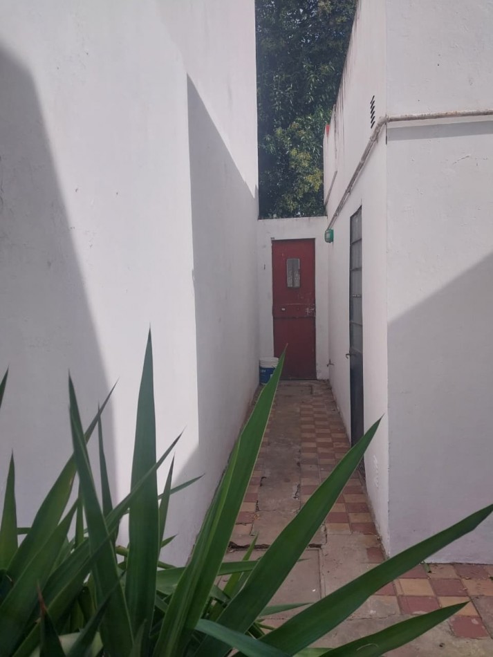 IMPORTANTE CASA EN ESQUINA 2 DORMITORIOS PARRILLERO CUBIERTO Y PATIO 2 INGRESOS BARRIO AZCUENAGA 