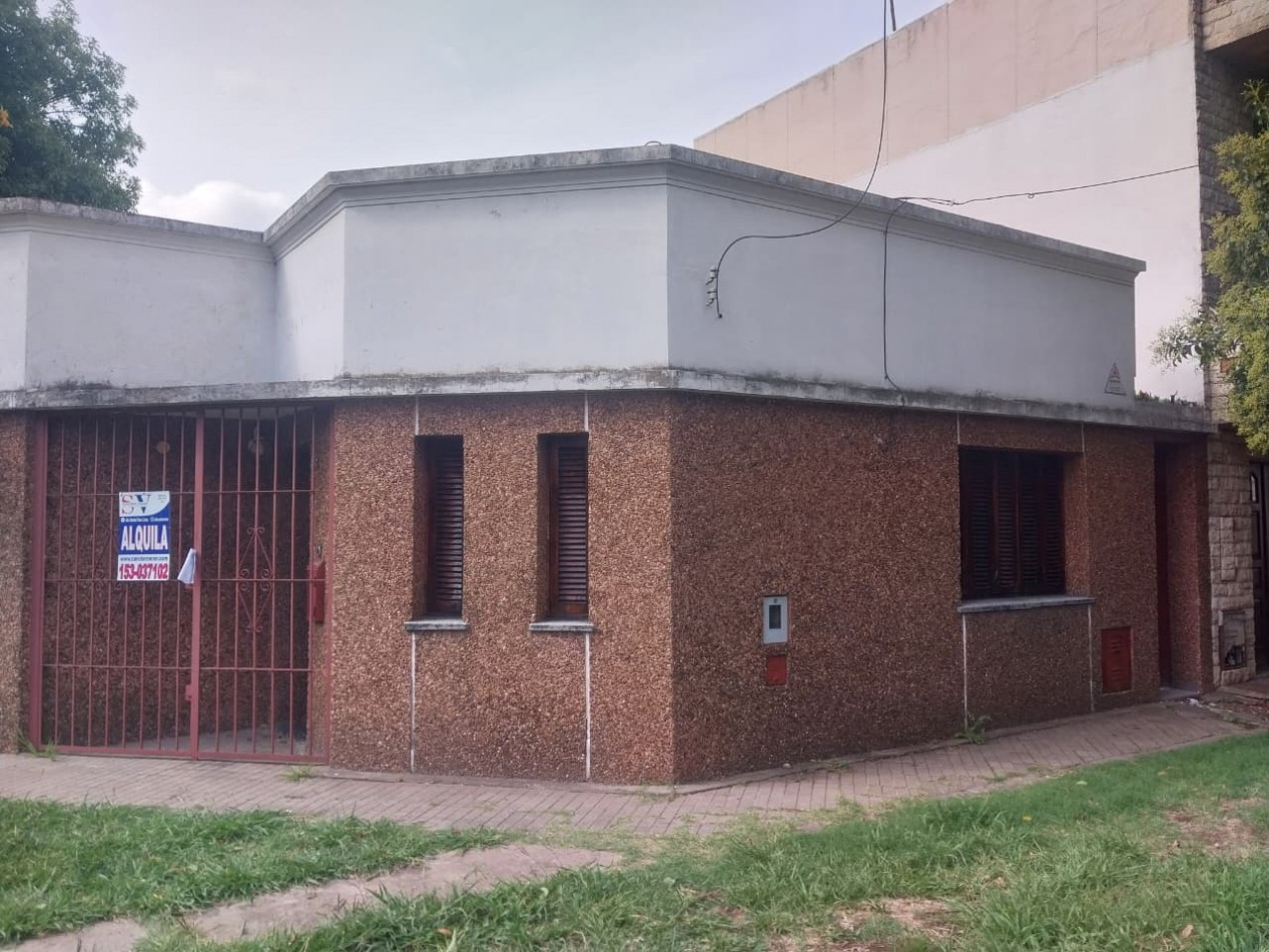 IMPORTANTE CASA EN ESQUINA 2 DORMITORIOS PARRILLERO CUBIERTO Y PATIO 2 INGRESOS BARRIO AZCUENAGA 