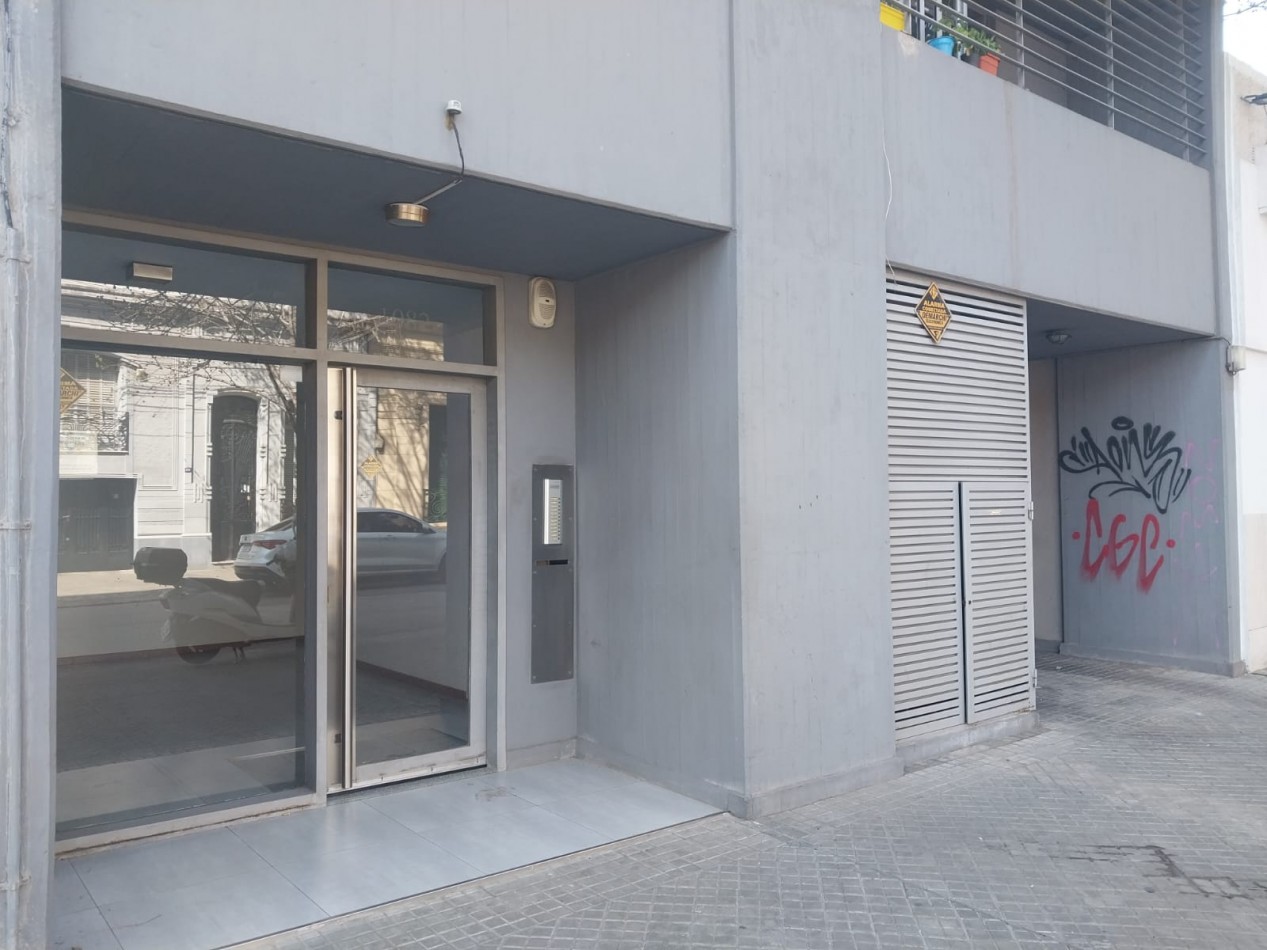 Departamento Semipiso de 2 dormitorios al frente con cochera semicubierta Barrio Abasto 