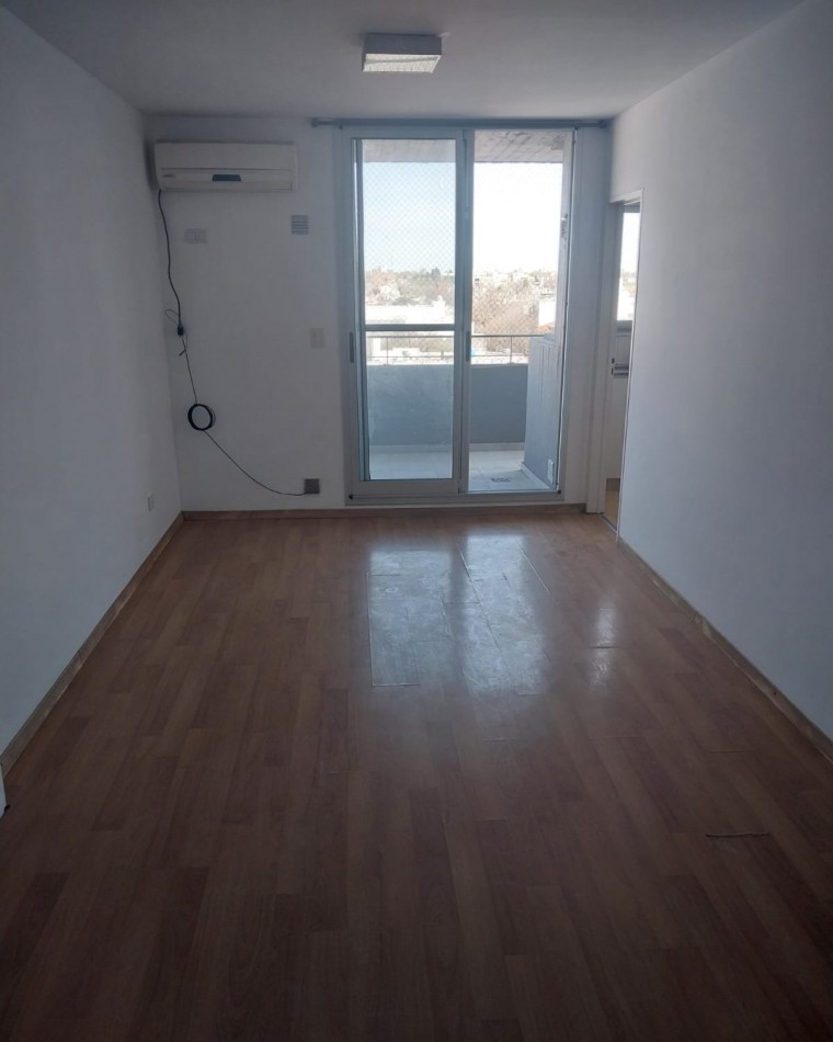 Departamento Semipiso de 2 dormitorios al frente con cochera semicubierta Barrio Abasto 