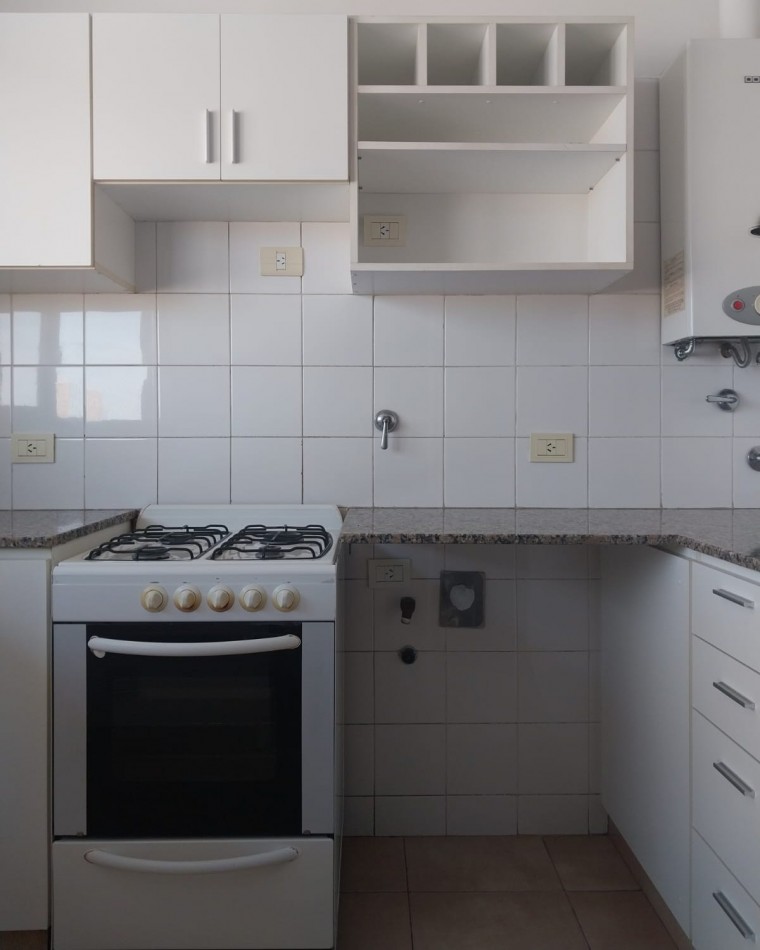 Departamento Semipiso de 2 dormitorios al frente con cochera semicubierta Barrio Abasto 