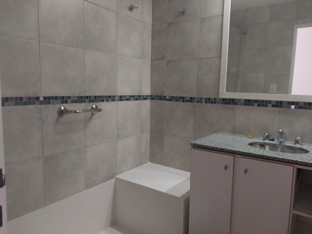 Departamento Semipiso de 2 dormitorios al frente con cochera semicubierta Barrio Abasto 