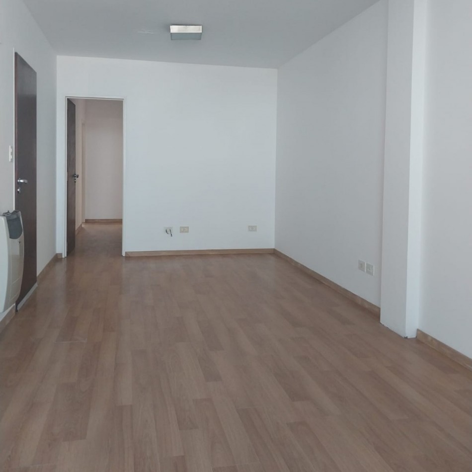 Departamento Semipiso de 2 dormitorios al frente con cochera semicubierta Barrio Abasto 