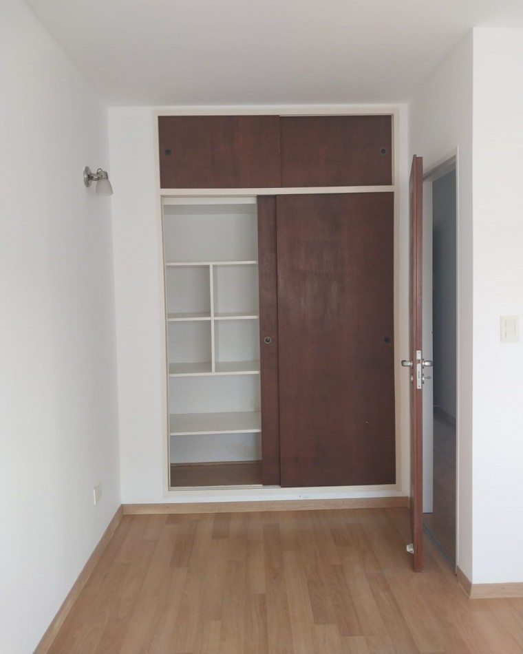 Departamento Semipiso de 2 dormitorios al frente con cochera semicubierta Barrio Abasto 