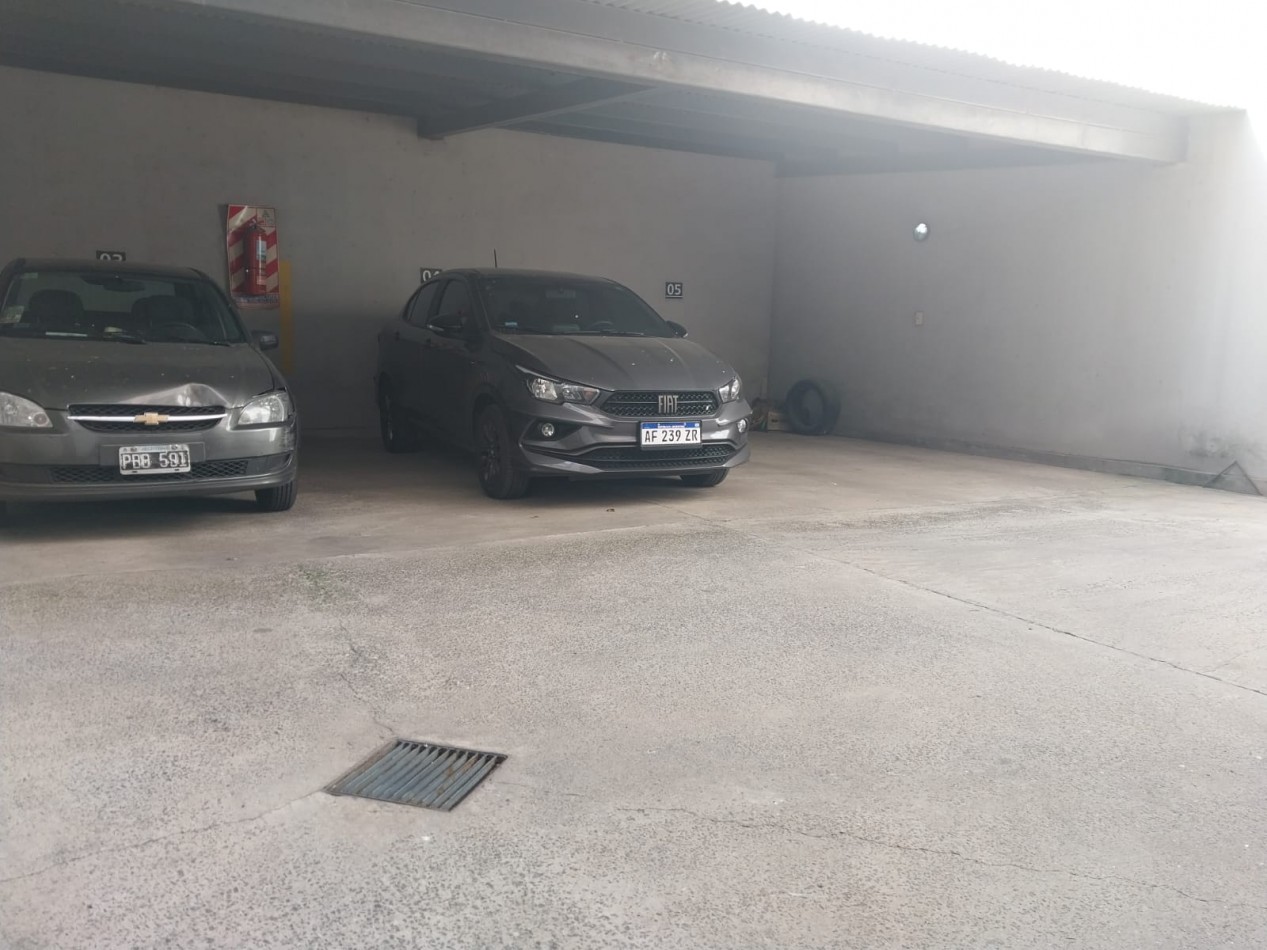 Departamento Semipiso de 2 dormitorios al frente con cochera semicubierta Barrio Abasto 