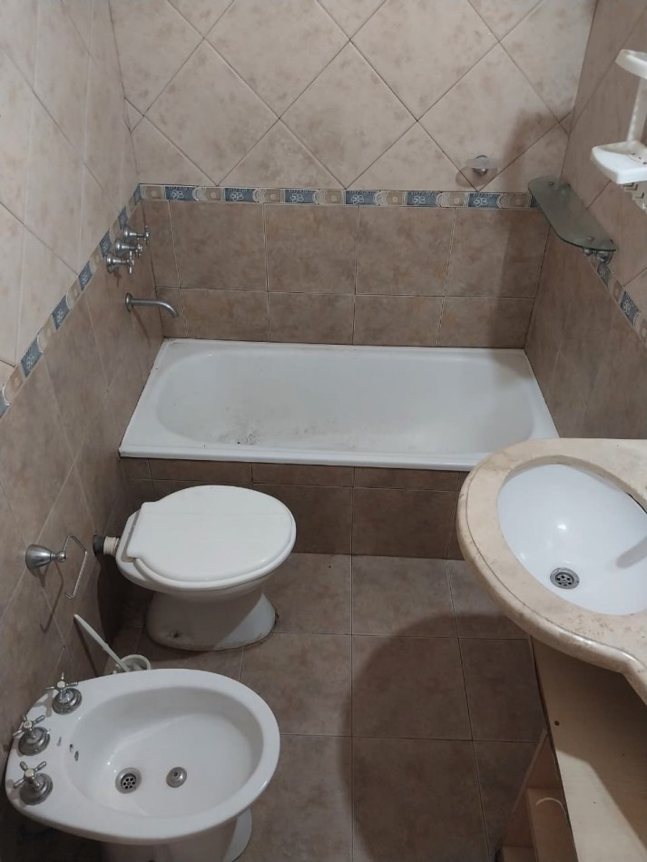 2 Casas en un amplio terreno cochera semicubierta se acepta permuta por Departamento de 2 dormitorios por el 50% SE ESCUCHAN OFERTAS