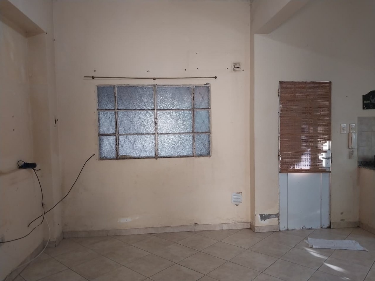 2 Casas en un amplio terreno cochera semicubierta se acepta permuta por Departamento de 2 dormitorios por el 50% SE ESCUCHAN OFERTAS