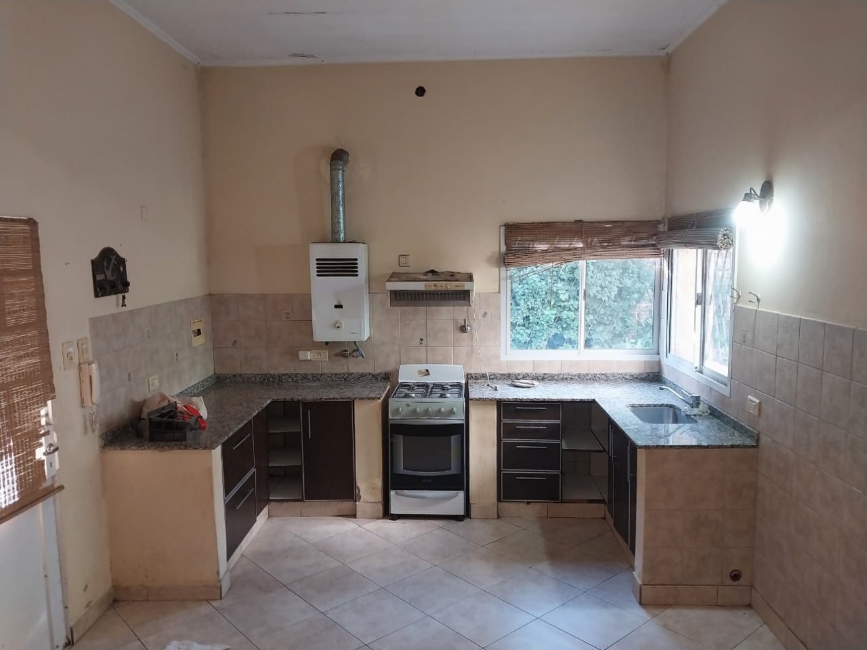 2 Casas en un amplio terreno cochera semicubierta se acepta permuta por Departamento de 2 dormitorios por el 50% SE ESCUCHAN OFERTAS