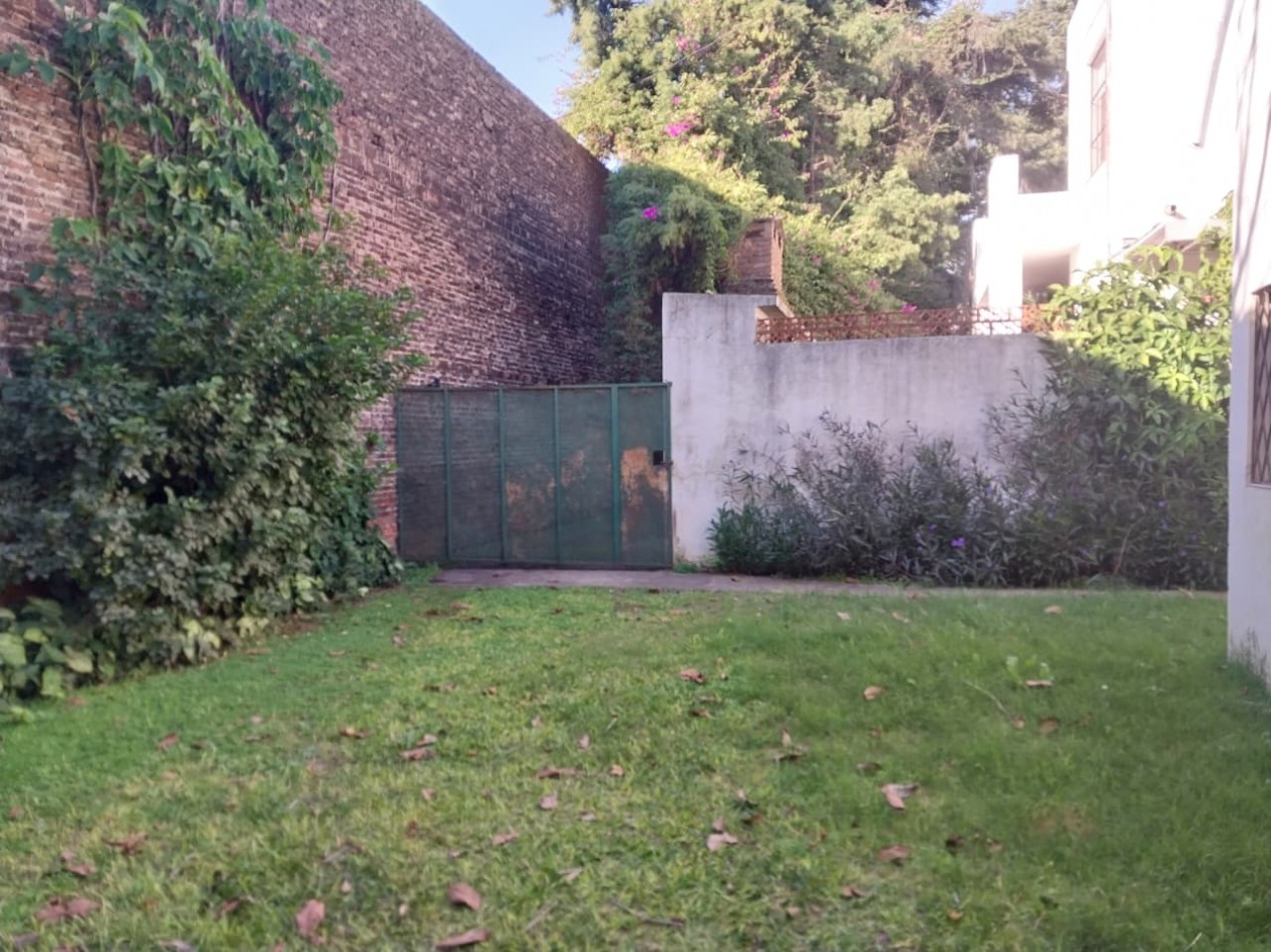 2 Casas en un amplio terreno cochera semicubierta se acepta permuta por Departamento de 2 dormitorios por el 50% SE ESCUCHAN OFERTAS
