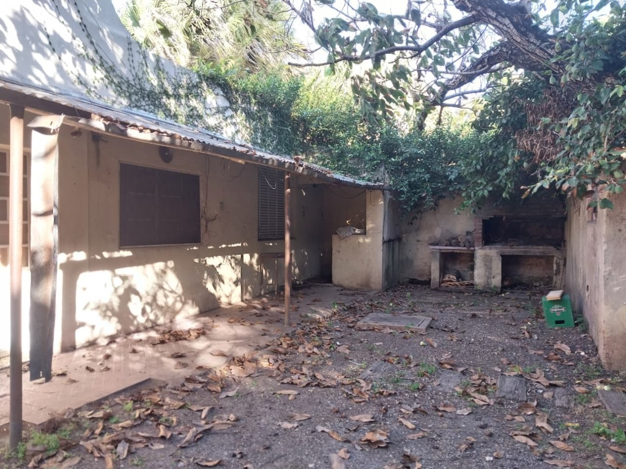 2 Casas en un amplio terreno cochera semicubierta se acepta permuta por Departamento de 2 dormitorios por el 50% SE ESCUCHAN OFERTAS