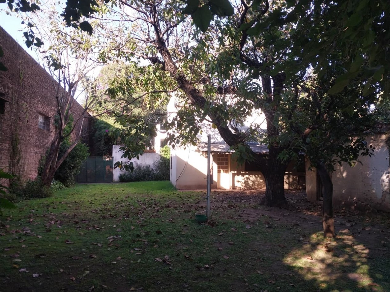 2 Casas en un amplio terreno cochera semicubierta se acepta permuta por Departamento de 2 dormitorios por el 50% SE ESCUCHAN OFERTAS