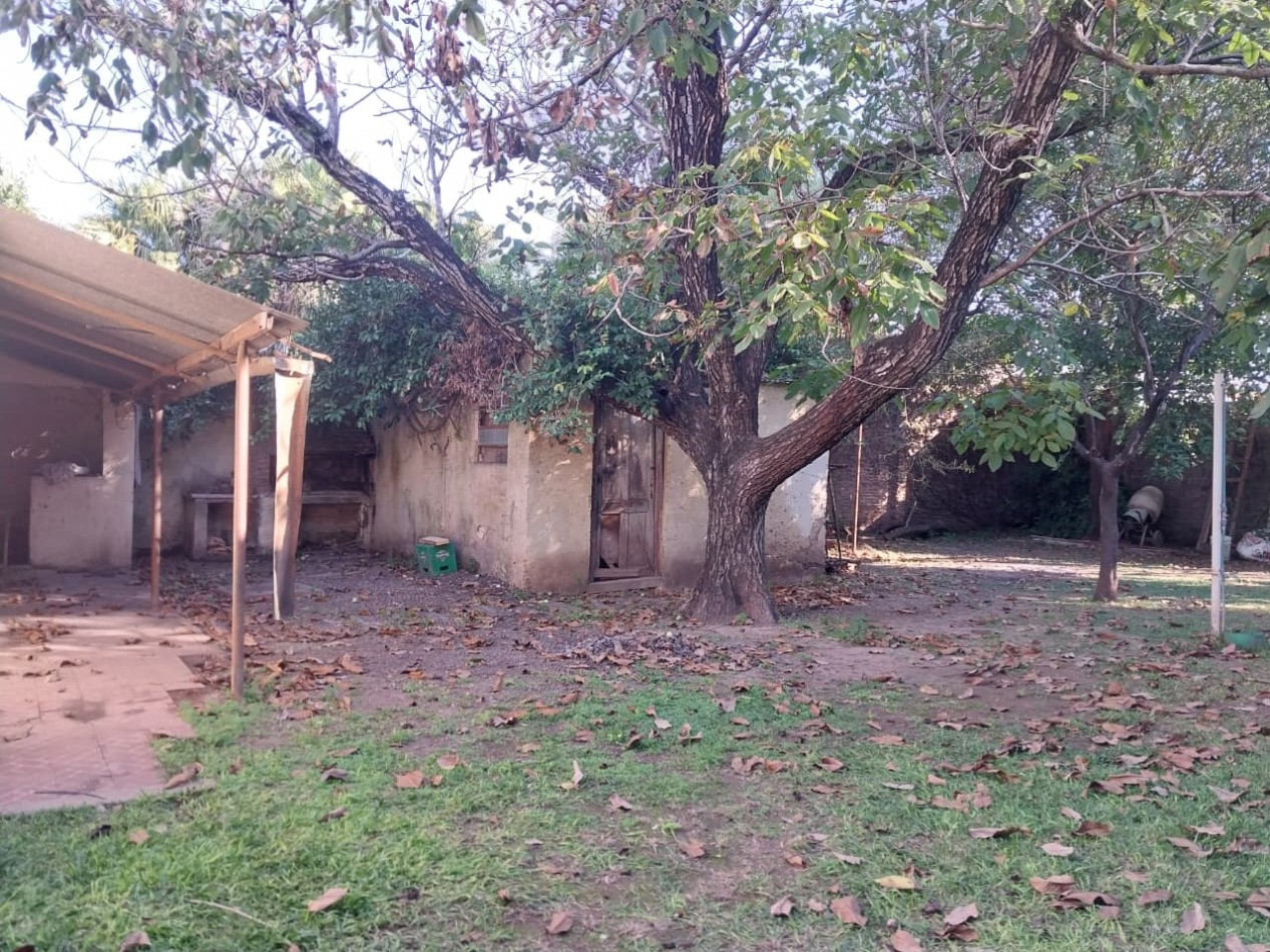 2 Casas en un amplio terreno cochera semicubierta se acepta permuta por Departamento de 2 dormitorios por el 50% SE ESCUCHAN OFERTAS